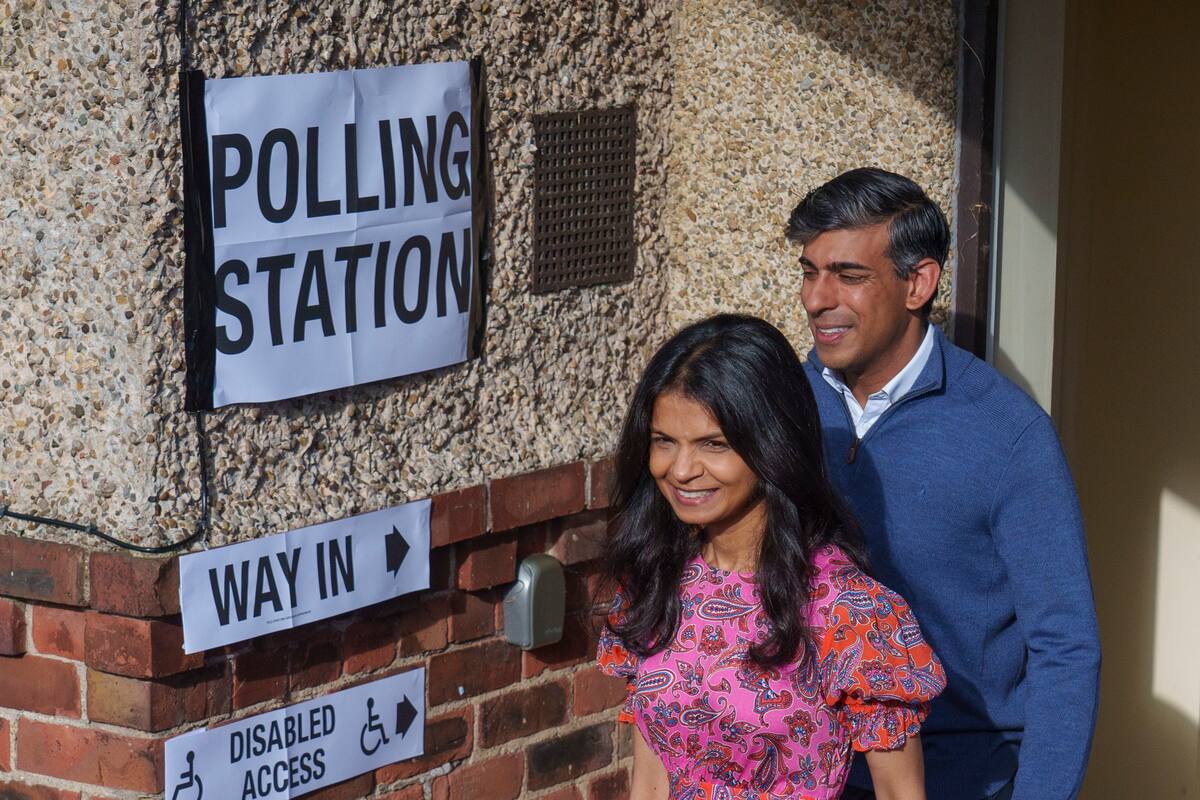 El primer ministro británico, Rishi Sunak (D) y su esposa Akshata Murty, se van después de votar en un colegio electoral durante las elecciones generales británicas en Kirby Sigston, Northallerton, Gran Bretaña, el 4 de julio de 2024. //EFE