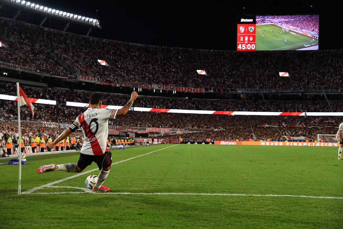 Video: Juanfer volvió a escena en River y protagonizó curioso momento con su técnico