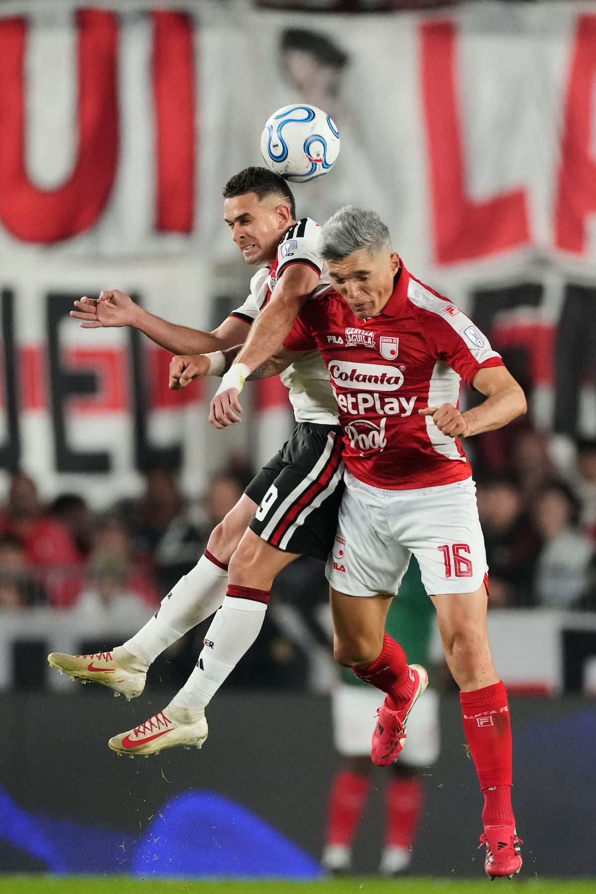 Rafael Santos Borré erró un penal clave en el duelo contra Santa Fe en los octavos de final de la Copa Sudamericana. //Foto, AP: Gustavo Garello