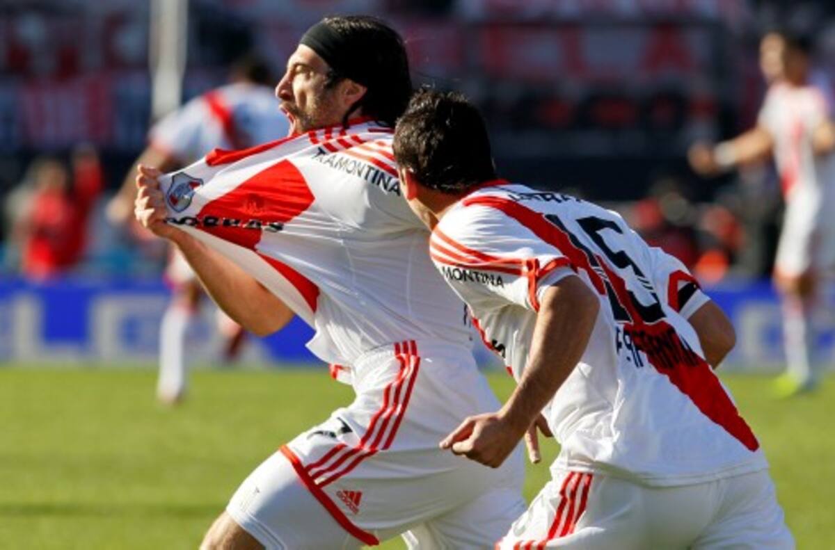 Mariano Pavone, delantero de River Plate, celebra la anotación. AP Ricardo Mazalan