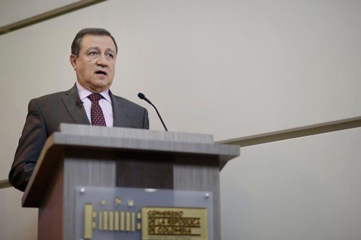Procuraduría abre juicio disciplinario a senador Ernesto Macías por “la jugadita”