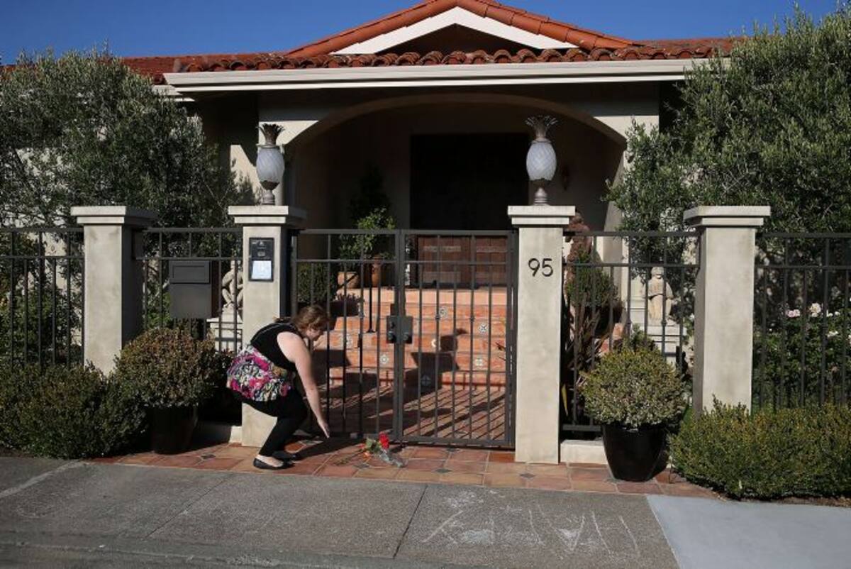 Desde su muerte, cientos de fans del cómico dejan flores en su casa en Tiburón, California. JUSTIN SULLIVAN - AFP