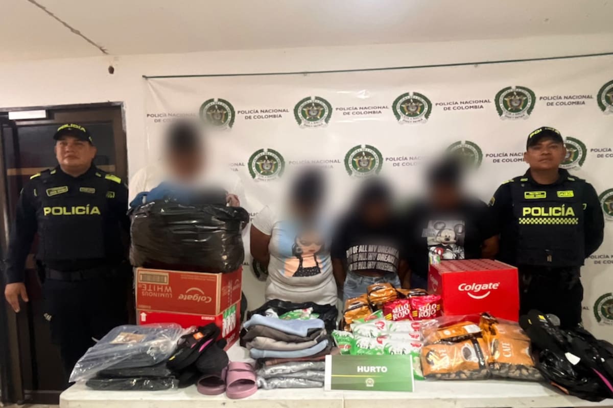 Robaron en una tienda de D1 en Baranoa, Policía los persiguió y les dio captura