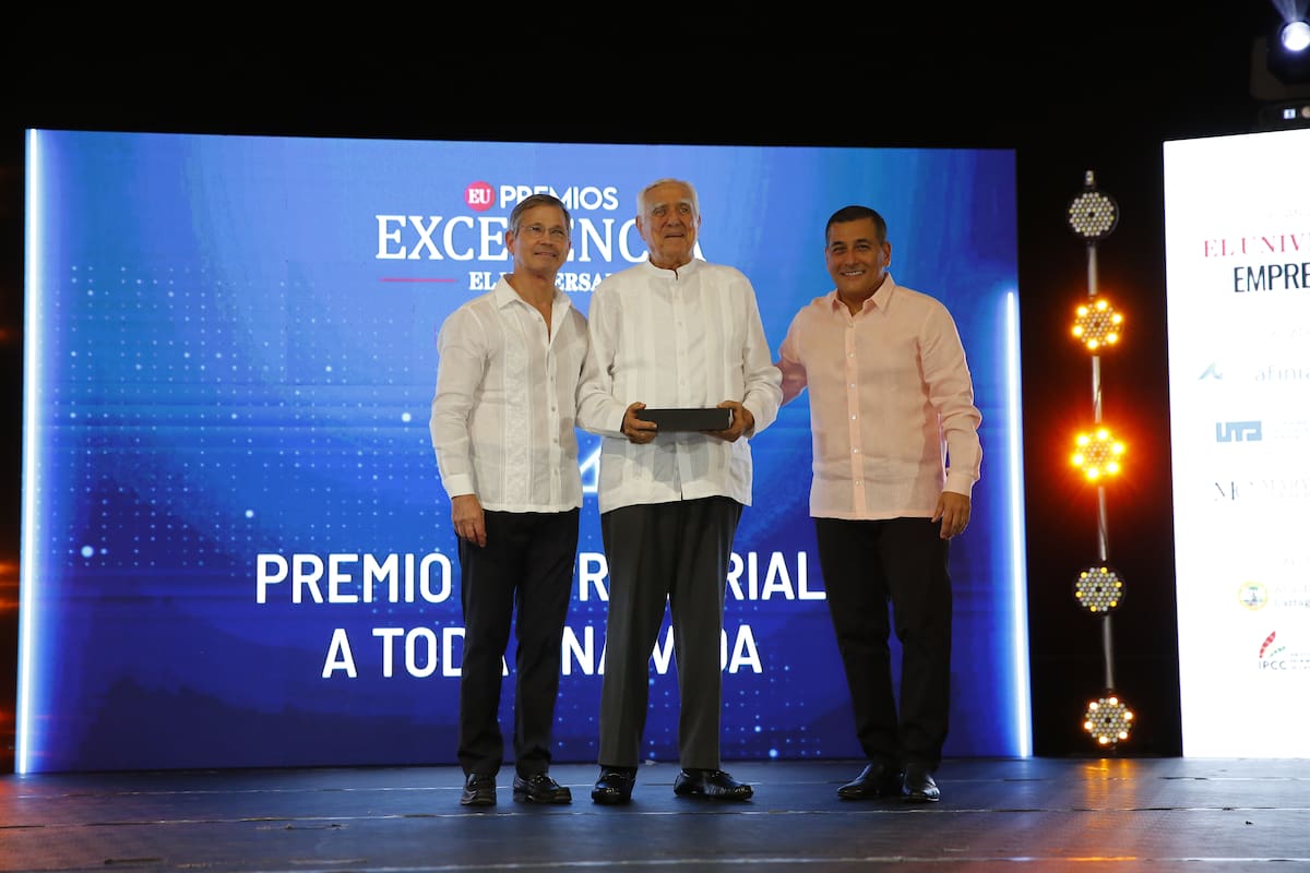 Roberto Gedeón recibió el ‘Premio Empresarial a Toda una Vida’, entregado por Gerardo Araújo y Dumek Turbay. FOTOS: LUIS HERRÁN