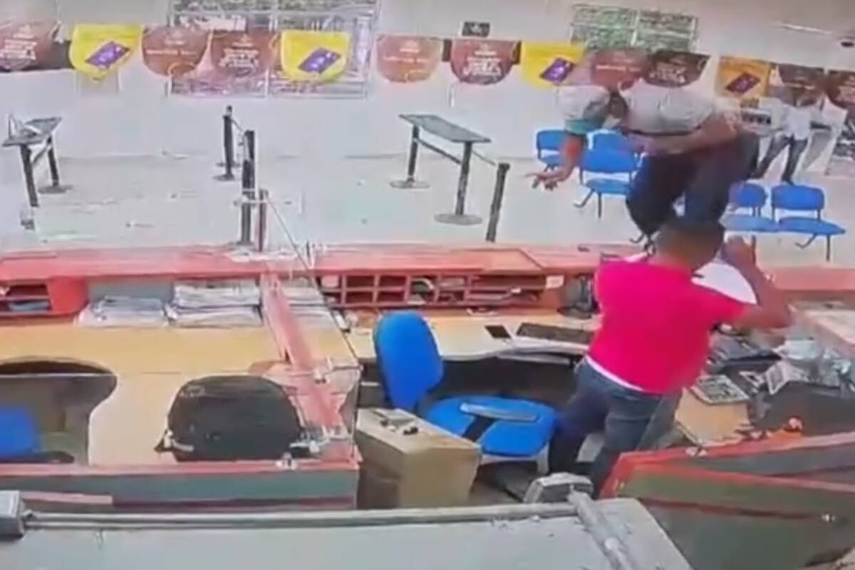 Video: 2 delincuentes armados robaron en el Banco Agrario de Arenal
