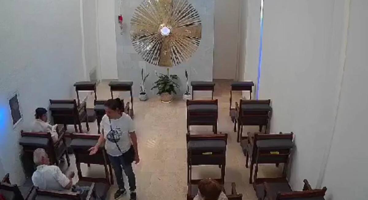 Una mujer robó a adultos mayores en una capilla. El hecho se registró en México y quedó grabado en cámaras de seguridad. // Foto: captura de video.