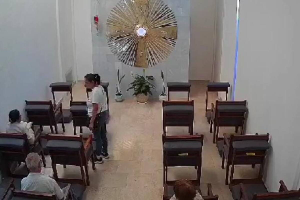 Video: Una mujer ingresó a una capilla y robó a los abuelos que oraban