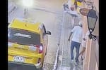 Video: taxista bajó del carro y le robó el celular a una turista en pleno Centro Histórico