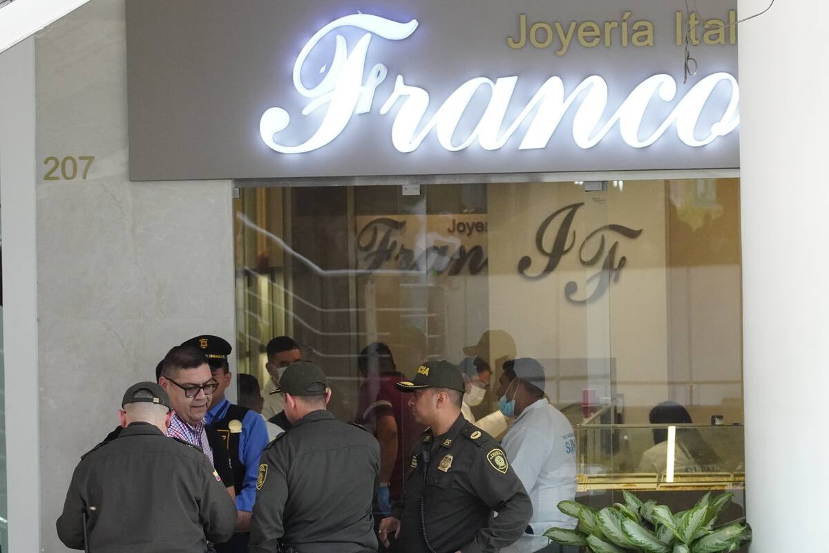 Video: Delincuentes vestidos de policías robaron en joyería de centro comercial