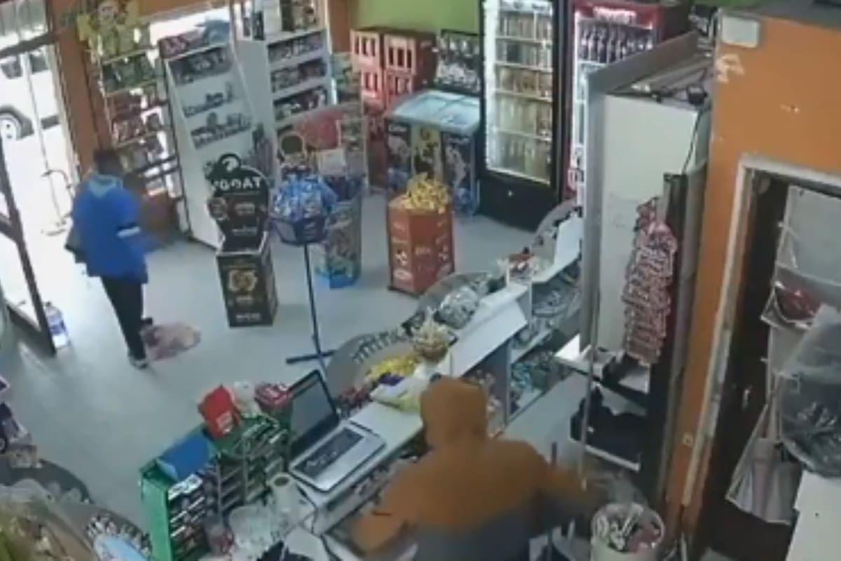 Un insólito robo se registró en un kiosco. El asaltante se quedó atendiendo a un cliente. // Foto: Captura de video - Redes sociales.