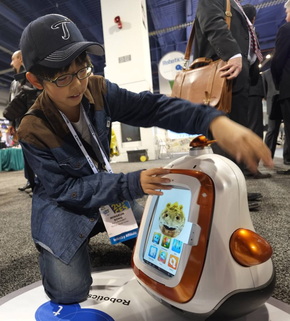 Un niño juega con un robot presentado por Future Robots durante el CES 2014 AFP JOE KLAMAR
