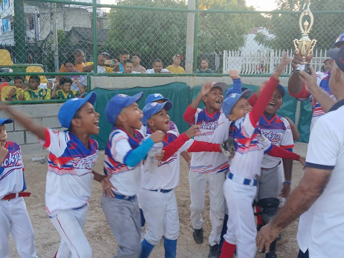 Los peloteritos de Rockys de Chiquinquirá festejan su título en la Copa Navideña de Béisbol.//CORTESÍA