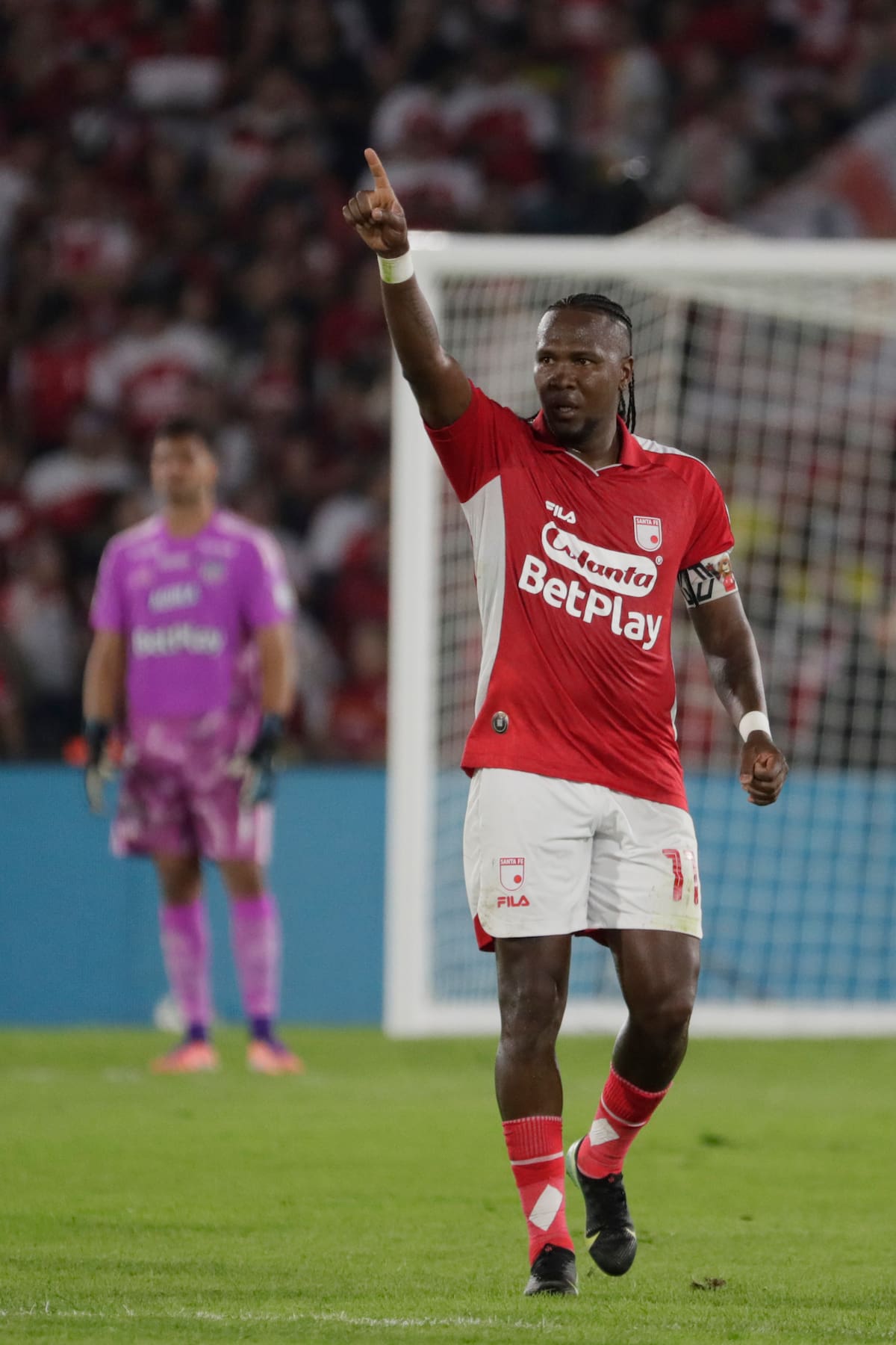 Hugo Rodallega celebra su gol de tiro libre en la final de la Superliga, anotación clave en el triunfo de Independiente Santa Fe ante Junior de Barranquilla.. EFE/ Carlos Ortega