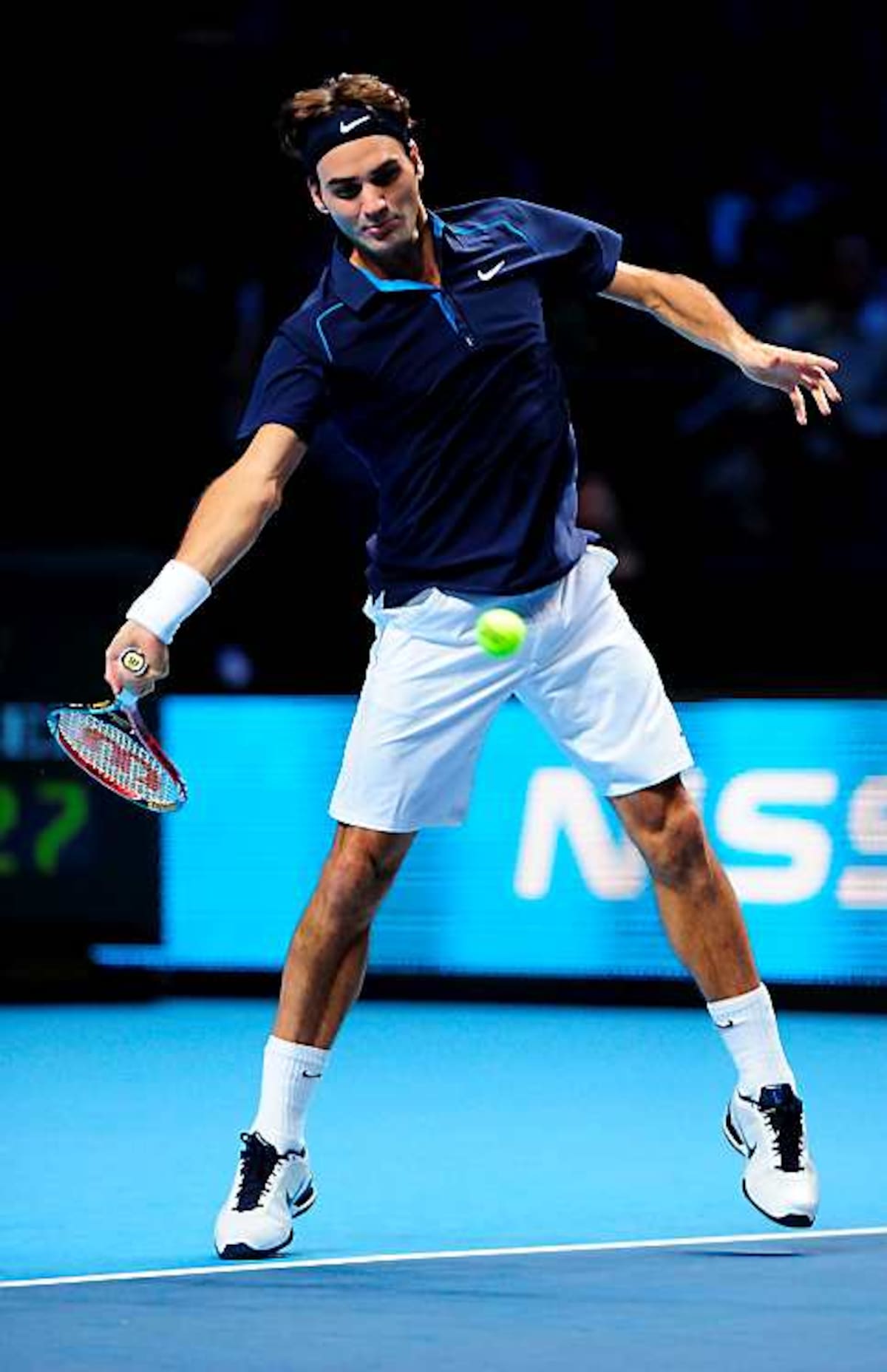 Roger Federer derrotó este domingo al francés Jo-Wilfried Tsonga en tres sets, 6-2, 2-6 y 6-4 y avanzó en el Masters de Londres. AFP