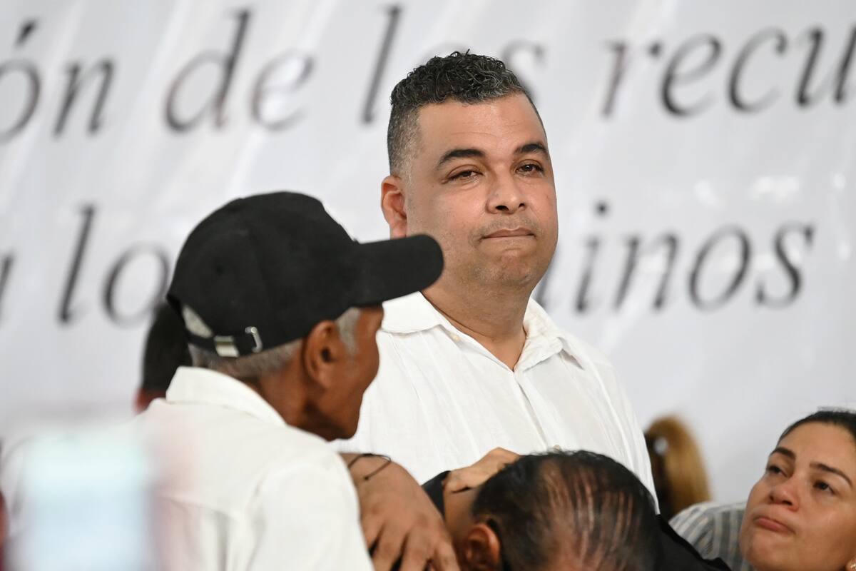 Rolando Ochoa en la velación de Omar Geles en el auditorio de la Biblioteca Departamental Rafael Carrillo Lúquez de Valledupar. //Foto: Colprensa.