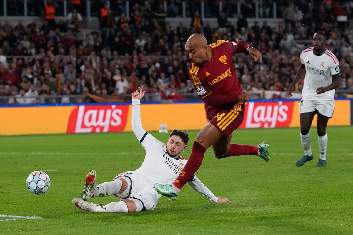 Donyell Malen, de la Roma, marca el segundo gol de su equipo durante un partido de la fase inicial de la Liga de Campeones entre la Roma y el Real Madrid, en Roma. //Foto, AP: Alessandra Tarantino