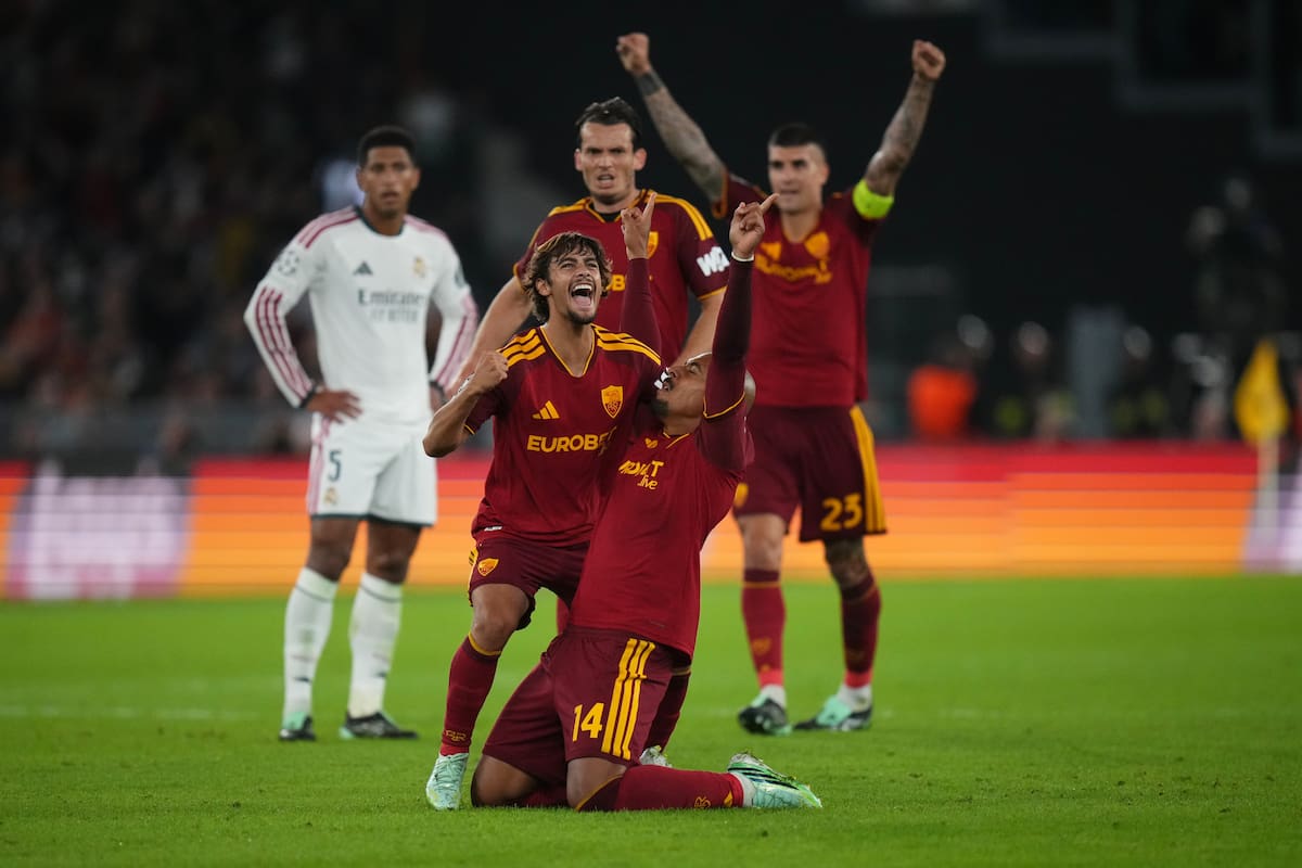 Donyell Malen, de la Roma, celebra con sus compañeros tras marcar el tercer gol de su equipo durante un partido de la fase inicial de la Liga de Campeones entre la Roma y el Real Madrid, en Roma. //Foto, AP: Alessandra Tarantino