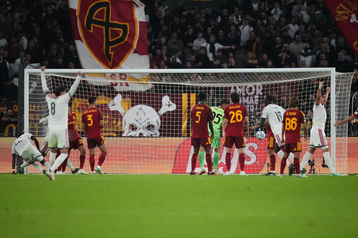 Antonio Rüdiger, del Real Madrid (a la izquierda), anota el cuarto gol de su equipo durante un partido de la fase inicial de la Liga de Campeones entre la Roma y el Real Madrid, en Roma. //Foto, AP: Alessandra Tarantino