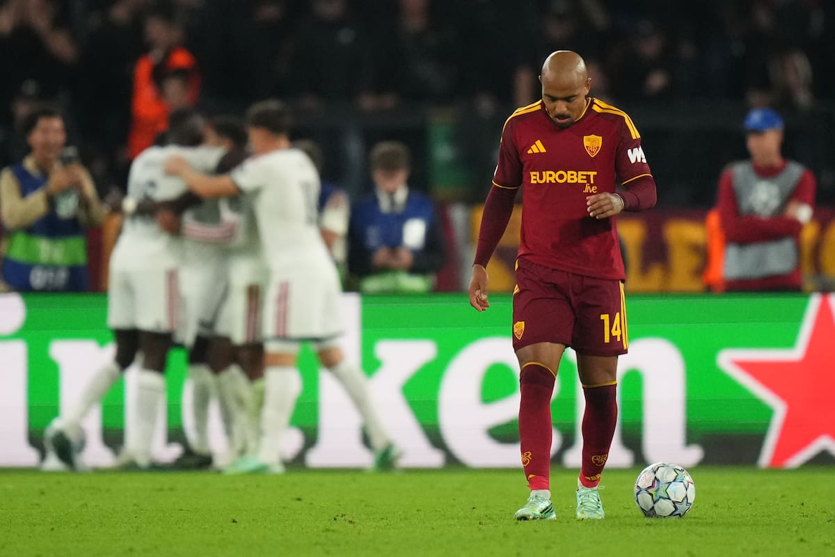 Donyell Malen, de la Roma, se muestra abatido después de que Antonio Rüdiger, del Real Madrid, marcara el cuarto gol de su equipo durante un partido de la fase inicial de la Liga de Campeones entre la Roma y el Real Madrid, en Roma. //Foto, AP: Alessandra Tarantino