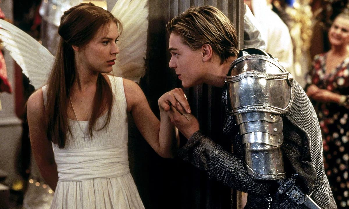 Romeo y Julieta se conocen en el baile. Adaptación cinematográfica de Baz Luhrmann en 1996.