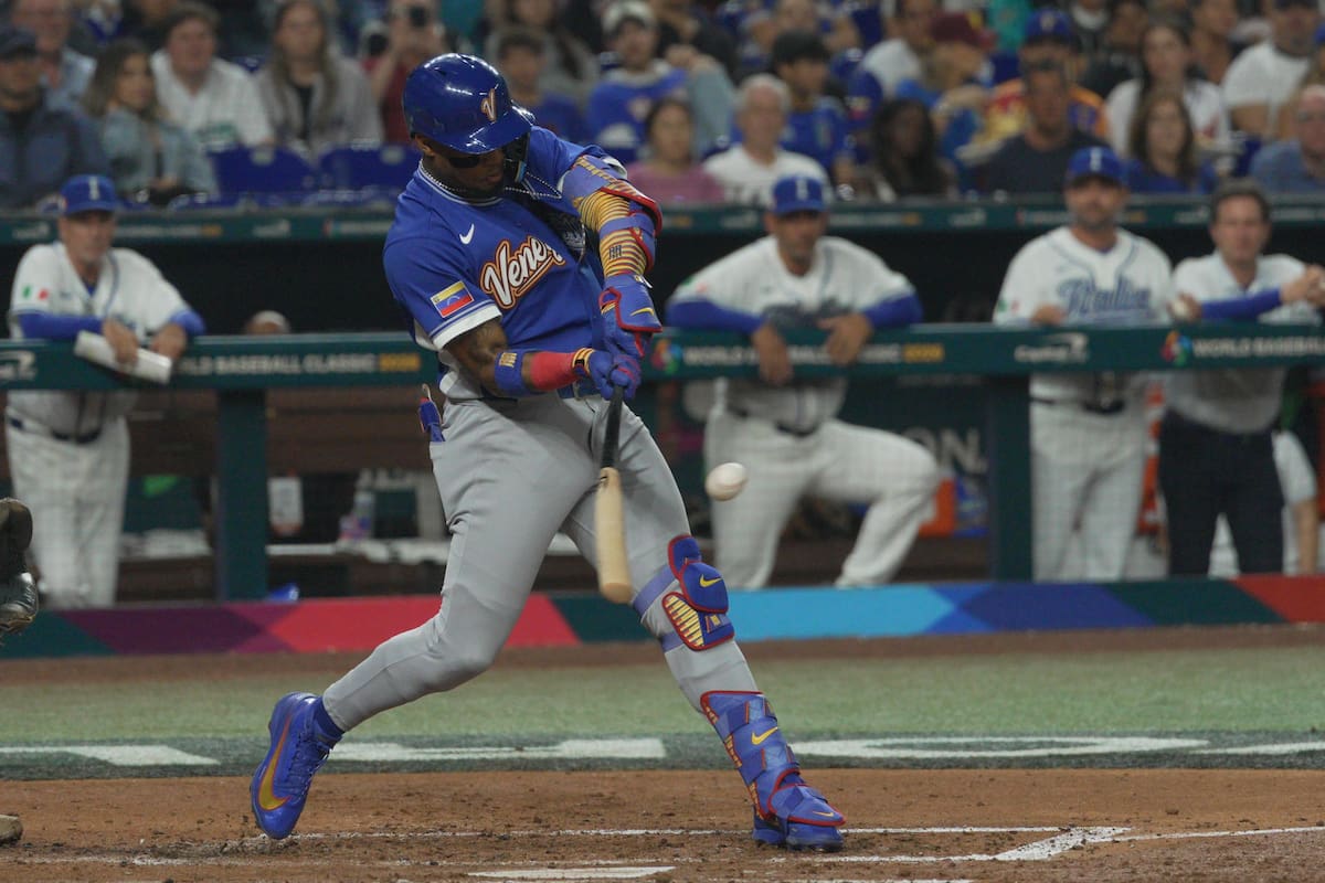 Ronald Acuña Jr., de Venezuela, batea en un partido del Clásico Mundial de Béisbol entre Italia y Venezuela. // Foto: EFE