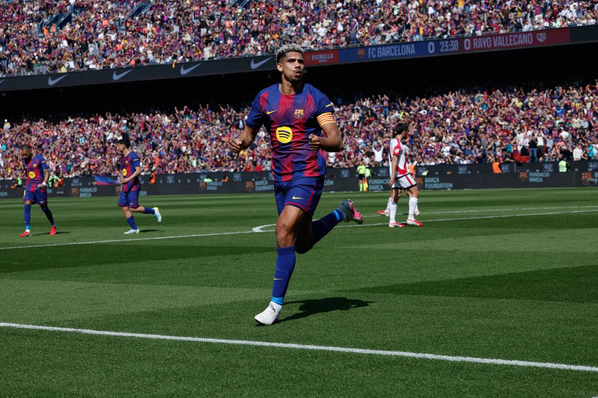 Ronald Araujo metió el gol del triunfo en el partido entre Barcelona y Rayo Vallecano por LaLiga. //Foto, AP: Joan Monfort