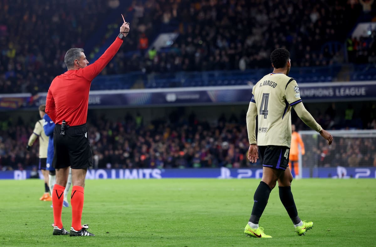 El árbitro Slavko Vincic muestra a Ronald Araujo la cartulina roja en el partido de Liga de campeones frente al Chelsea, en noviembre. //Foto, EFE: NEIL HALL