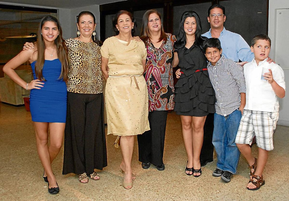 Aparecen: Sofía Rodas Abadia, Maruja Espinosa De León, Rosa María De León, Nohora Espinosa De Leon, Paola Emiliani, Sebastián Muvdi, Nelson Muvdi y Sebastián Rodas Abadía. fotos: Archivo particular