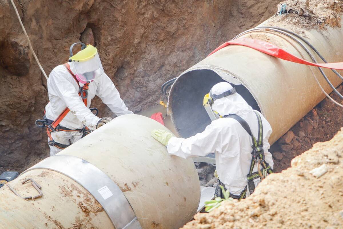 Avanza la reparación del tubo que conduce agua cruda, el cual se partió. La emergencia se registró en Henequén. // Foto: Cortesía - Aguas de Cartagena.