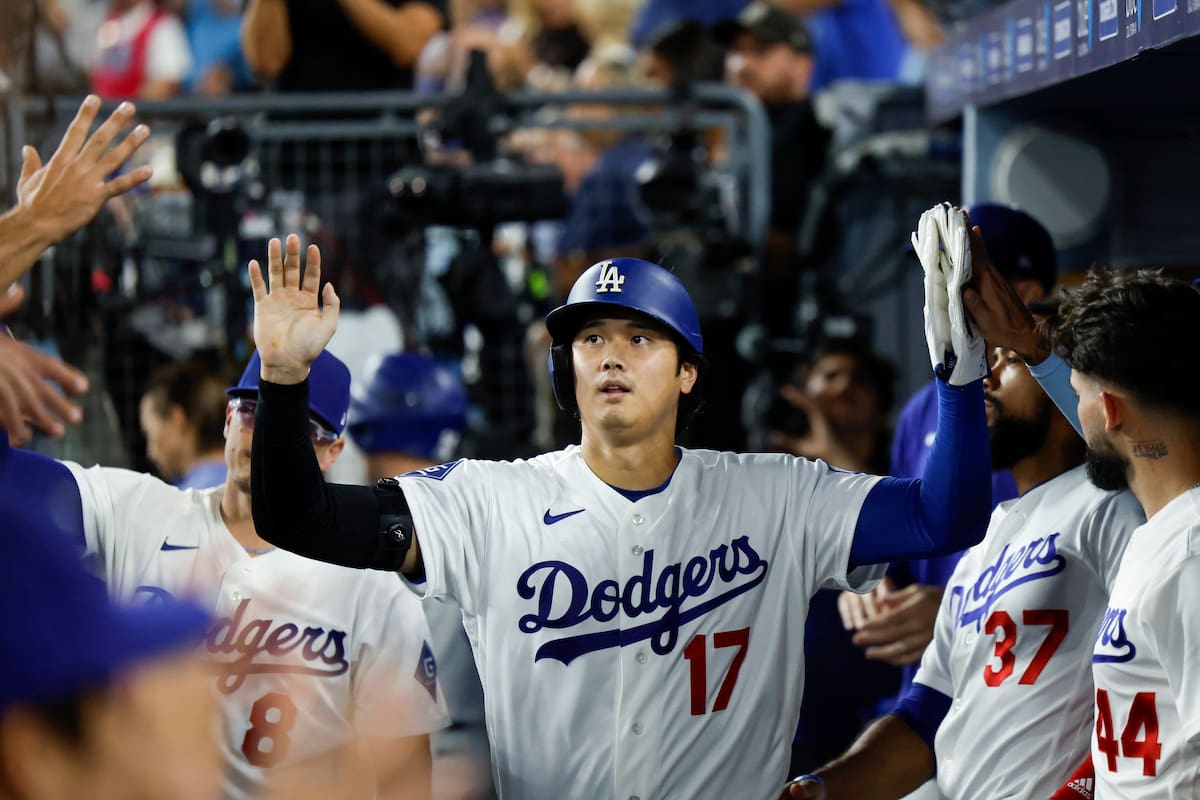 El bateador designado de los Dodgers de Los Ángeles, Shohei Ohtani (17), es recibido por sus compañeros tras anotar gracias a un sencillo del primera base de los Dodgers, Freddie Freeman (5). //Foto, AP: Caroline Brehman