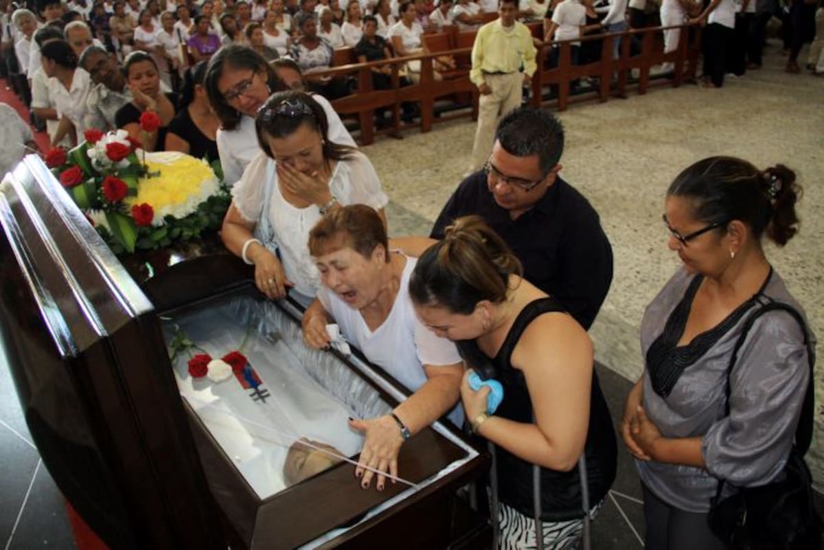 Familiares y amigos del padre José Antonio Valle Bayona lloraron su muerte. Rafael Polo - Cortesía QHubo-