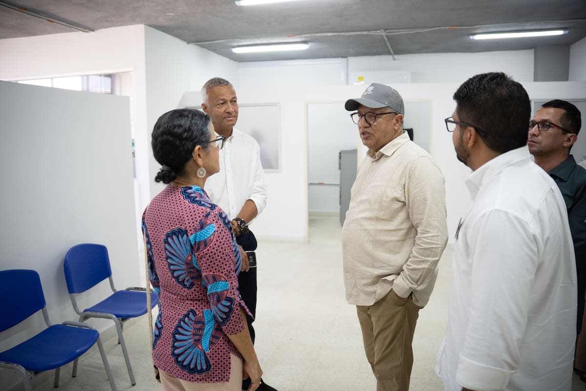 Rubin Ariel Huffington Rodríguez, subdirector del Sistema General de Regalías junto a funcionarios del Distrito de Cartagena. // Foto: cortesía - SGR