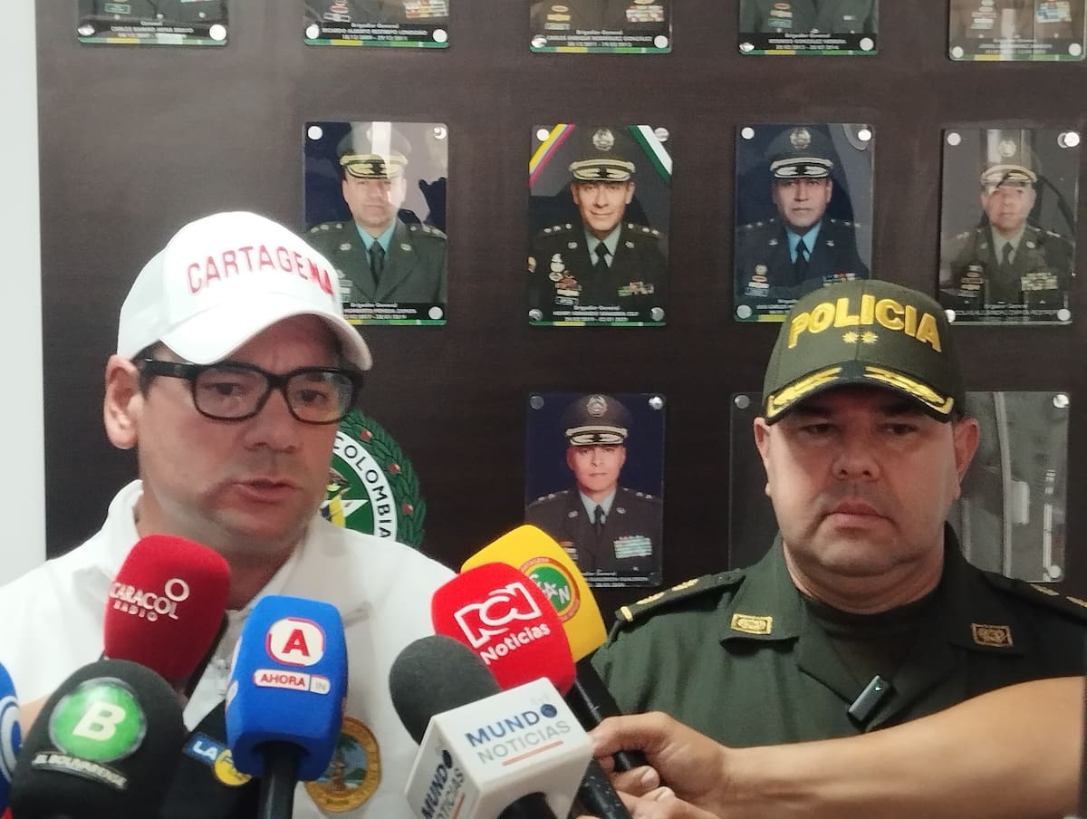 Secretario del Interior, Bruno Hernández y Gelver Yecid Peña, comandante de la Policia Metropolitana de Cartagena. // Foto: Oscar Diaz.