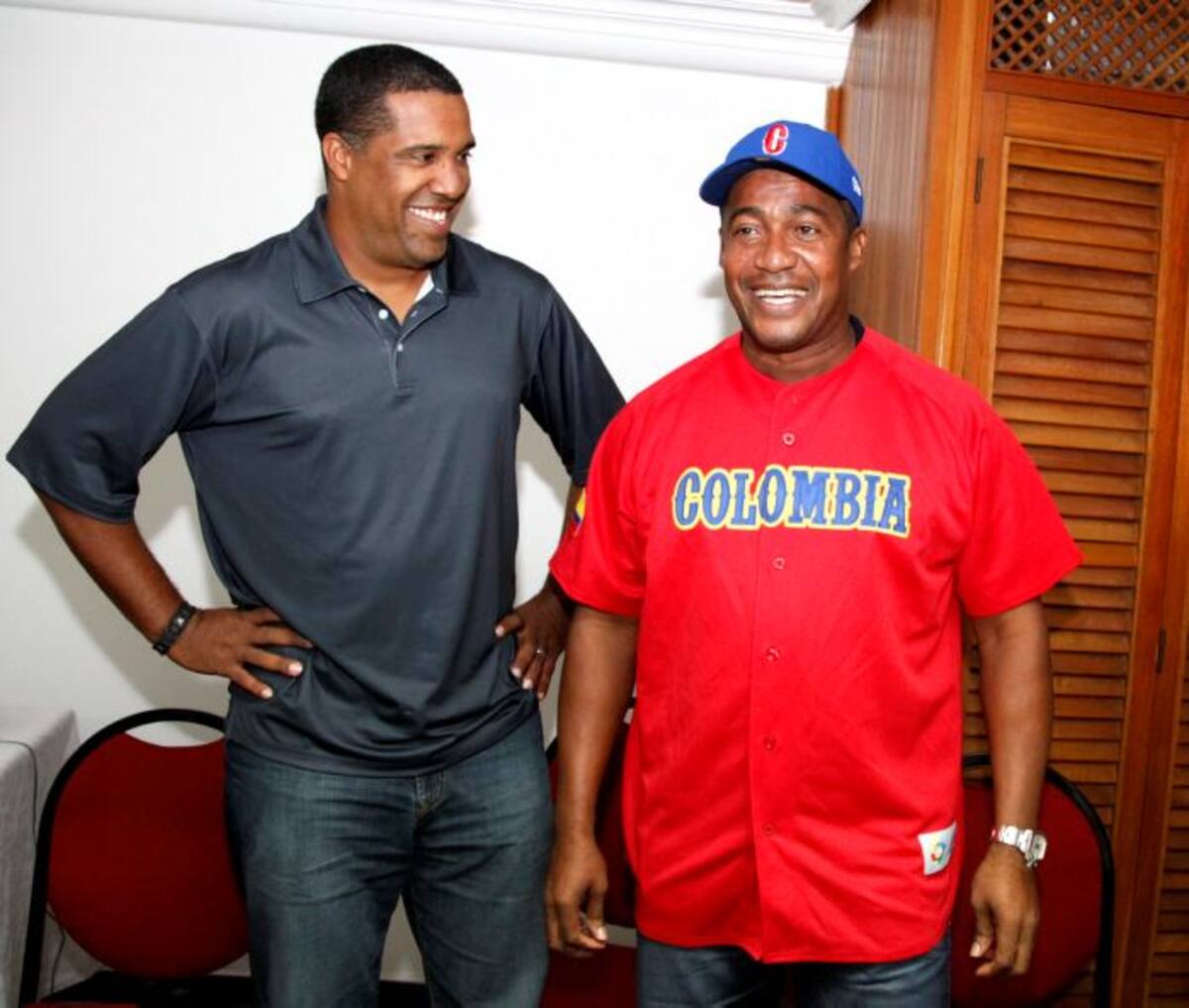 El mánager Eduardo Pérez, izquierda, con Mariano Duncan durante la presentación del cuerpo técnico de Colombia. Luis Aparicio-El Universal