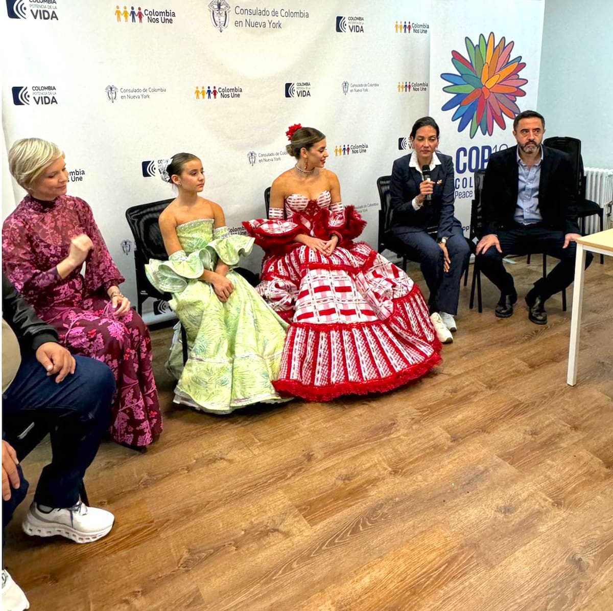 Sandra Gómez gerente de Carnaval S.A.S., Victoria Ceballos Cure, reina del Carnaval de los Niños 2025; Tatiana Angulo Fernández De Castro, reina del Carnaval 2025, y María José Abuebara, directora de la oficina de Procolombia en Nueva York, y Andrés Mejía Pizano, cónsul general de Colombia en Nueva York, durante la rueda de prensa.//Cortesía