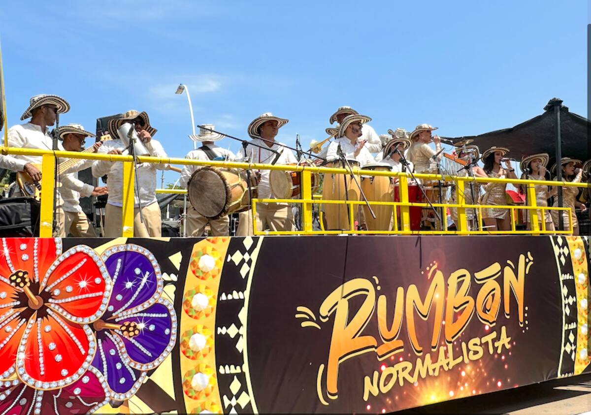 Rumbón Normalista en el desfile de la Batalla de Flores 2026.//Juan M.Cantillo-El Universal.