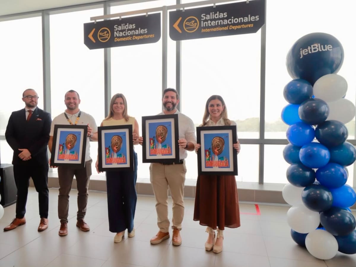 Representantes de la aerolínea JetBlue, gobernación del Atlántico y de la Aerocivil, durante la inauguración de la ruta entre el Atlántico y Fort Lauderdale, Estados Unidos.// Cortesía DPGDA.