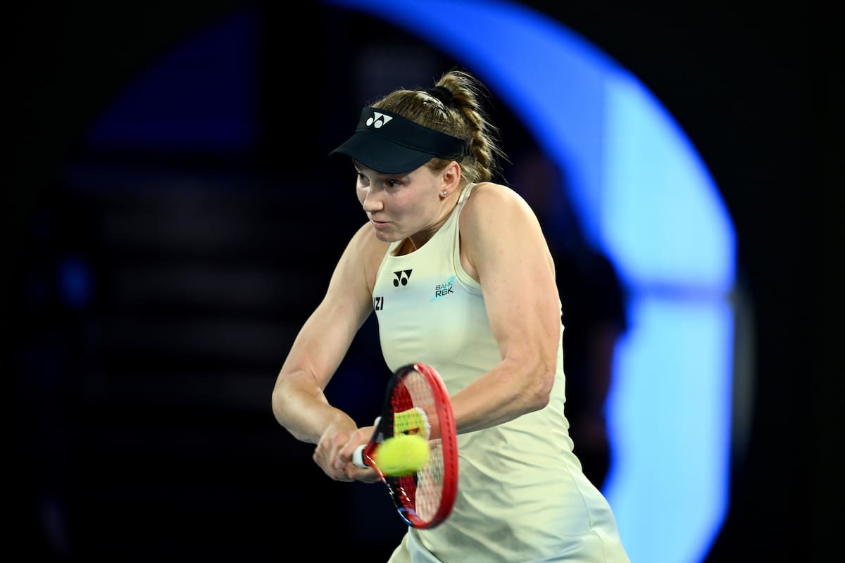 Elena Rybakina se corona en Australia tras derrotar a la número uno del mundo, Aryna Sabalenka. // Foto: EFE/EPA/JOEL CARRETT
