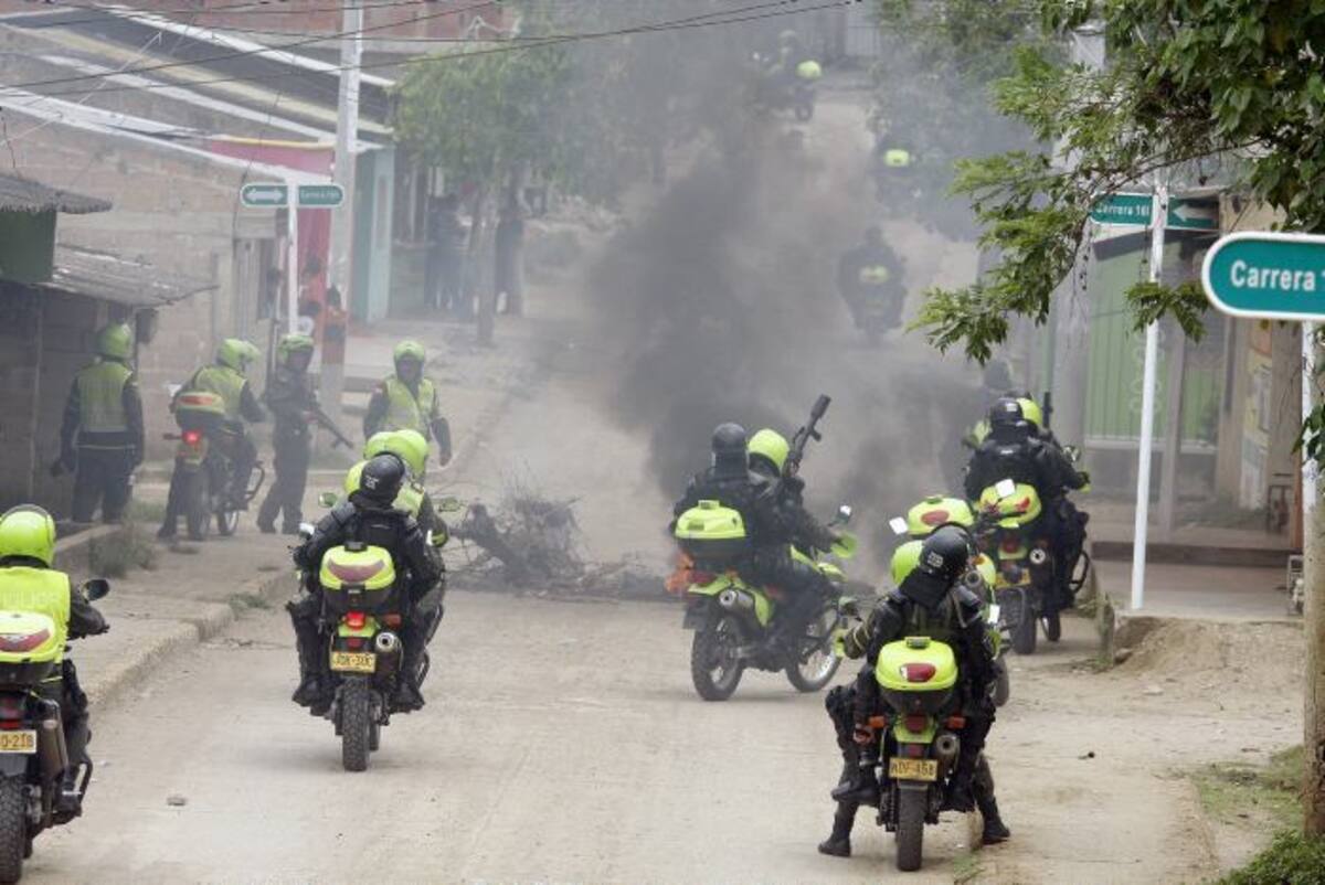 Los revoltosos obstaculizaron por varios minutos las vías que comunica a los barrios La Gran Colombia Santa Cecilia y Villa Mady.