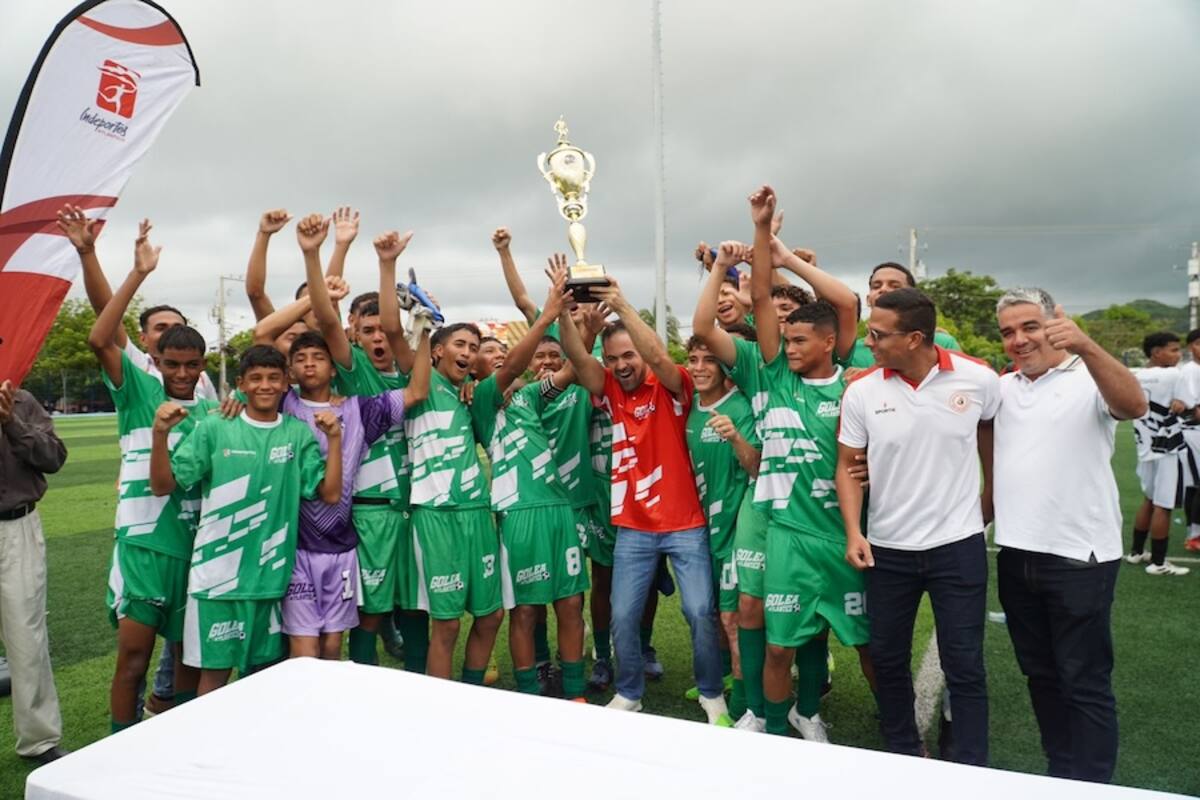 Jugadores, cuerpo técnico y director de Indeportes festejan el título sede Sabanagrande como campeón del Torneo 'Golea Atlántico'.
