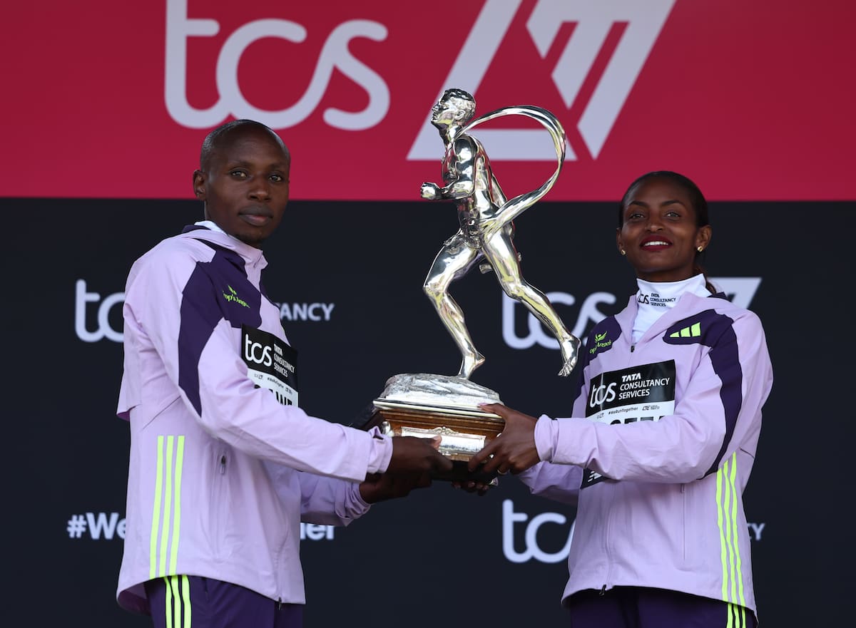 Los ganadores Sabastian Sawe de Kenia (L) y Tigst Assefa de Etiopía (R) sostienen un trofeo de vida deportiva después del Maratón de Londres. //Foto, EFE: NEIL HALL