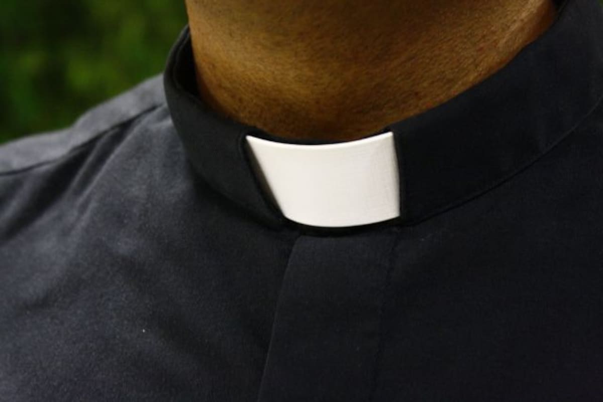 Hombre con problemas psiquiátricos apuñala a un sacerdote colombiano en Italia