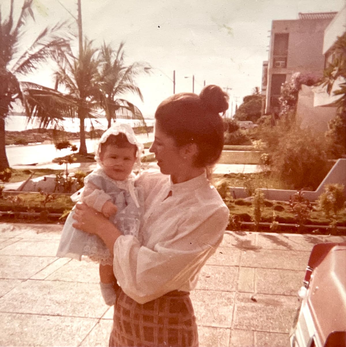 Saia Vergara Jaime, la autora del libro, con su madre. //Fotos: Cortesía