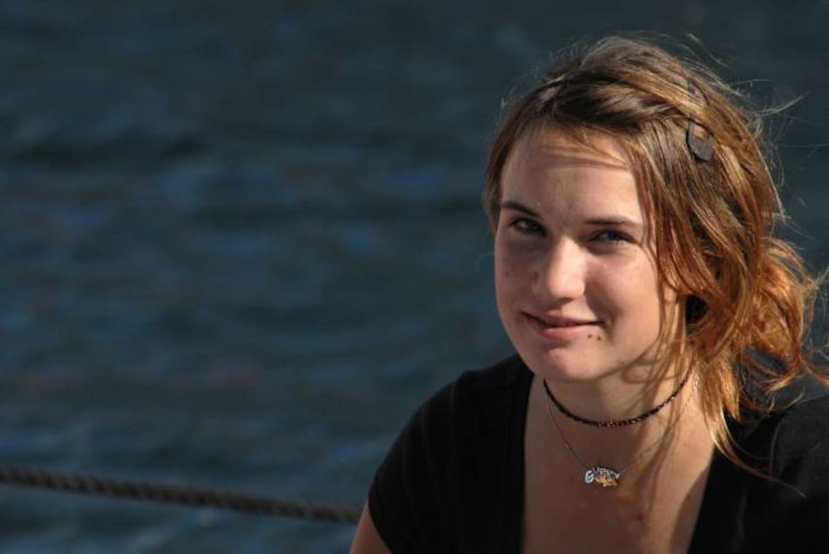 La adolescente holandesa Laura Dekker, de 16 años, acabó el sábado su vuelta al mundo a la vela en solitario en Saint Martin (Antillas). AFP JEAN-MICHEL ANDRE