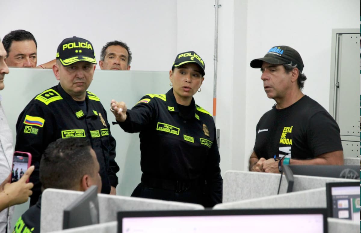 El comandante de la Policía Metropolitana de Barranquilla, brigadier general Miguel Andrés Camelo Sánchez, y el alcalde Alejandro Char pusieron al servicio la nueva sala estratégica de red de apoyo para fortalecer la seguridad en el Distrito.//Cortesía Policía Mebar.