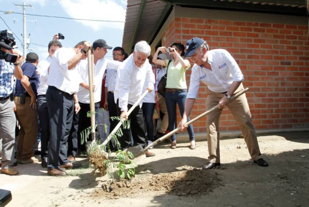 El expresidente de Chile, Sebastián Piñera, y el presidente Santos, sembraron un árbol. También develaron la placa de la urbanización entre estos dos, el vicepresidente Vargas Lleras y el ministro Henao. JULIO CASTAÑO - EL UNIVERSAL