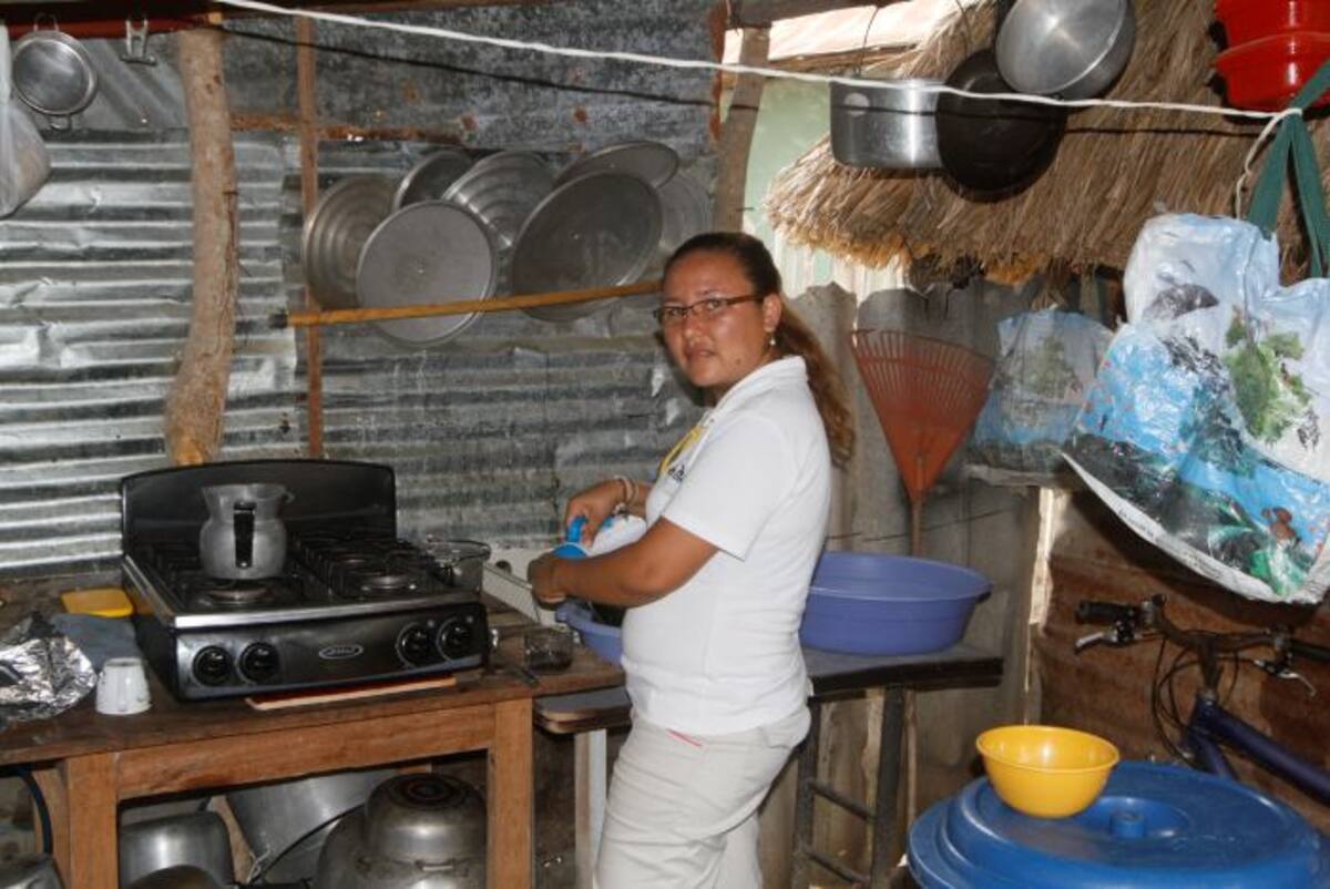 Nancy Montes, madre soltera de 31 años, quien vive en la casa de su madre, espera ser una de las favorecidas con una de las 100 casas que se comen-zarán a construir en El Salado. Julio Castaño-El Universal