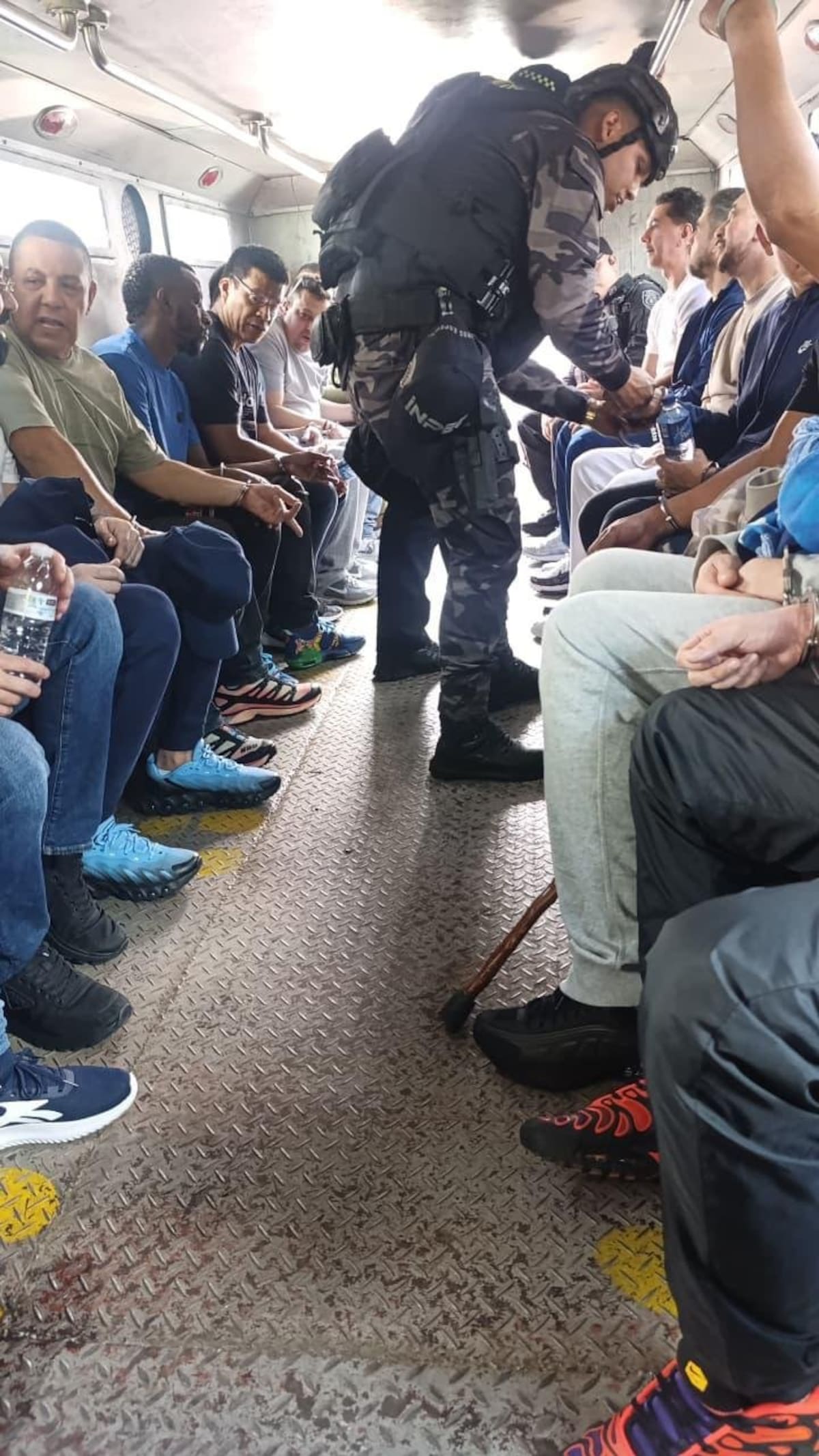 Salen a la luz imágenes del traslado de 117 presos de alto perfil en Colombia. // Foto: Colprensa.
