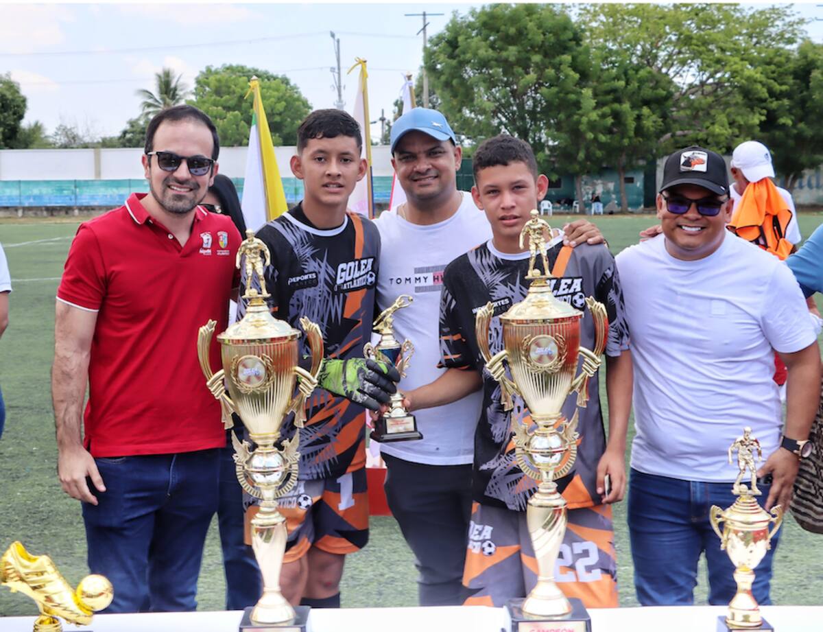Salim Fontalvo, de Palmar de Varela, recibió el trofeo de la valla menos vencida del torneo al recibir solo 3 goles en contra.//Cortesía.