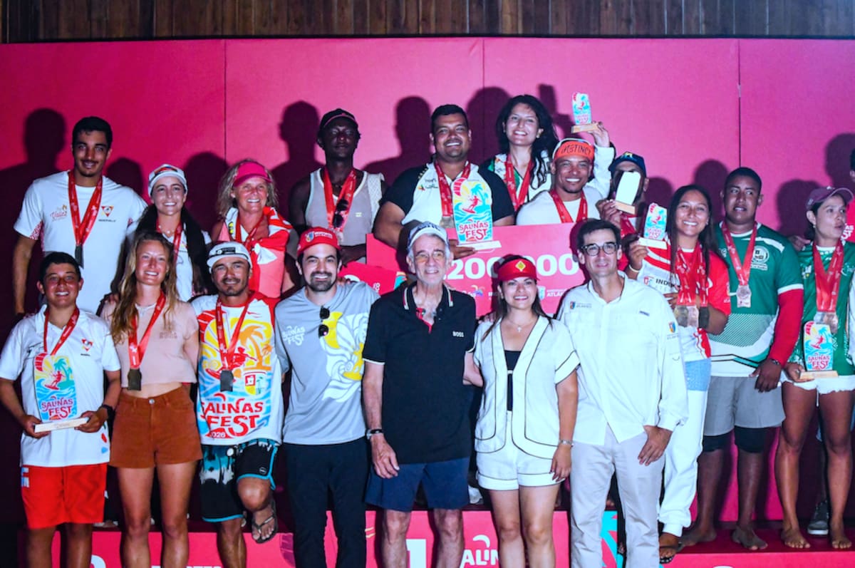 El gobernador del Atlánticontico, Eduardo Verano, y varios de sus funcionarios durante la premiación del Salinas Fest 2026 que se llevó a cabo en las playas de Salinas del Rey.//Cortesía, Gobernación del Atlántico.